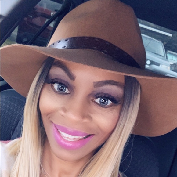 Meet your Posher, Danica - Picture 2 of 2